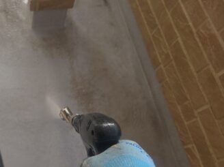 ベランダ床洗浄中
