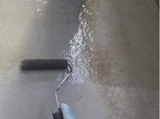 ベランダプライマー塗布中