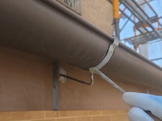 雨樋下塗り中