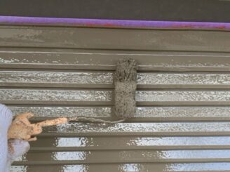 雨戸上塗り中