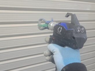 シャッター上塗り中