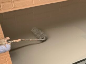 庇上塗り中