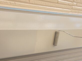 シャッターBOX上塗り中
