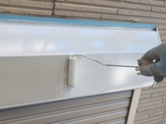 シャッターBOX下塗り中